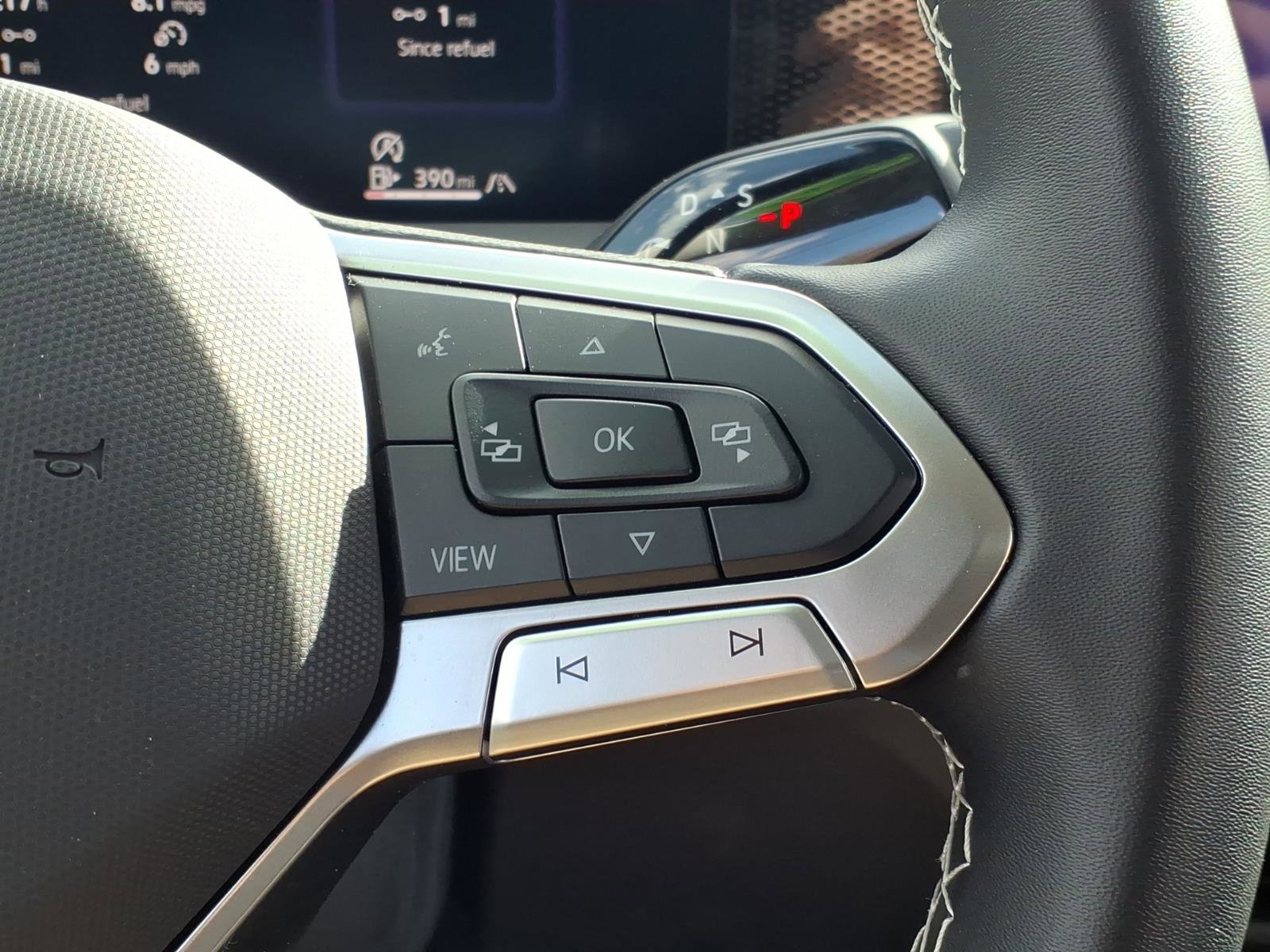 Certified 2025 Volkswagen Tiguan SE image 14