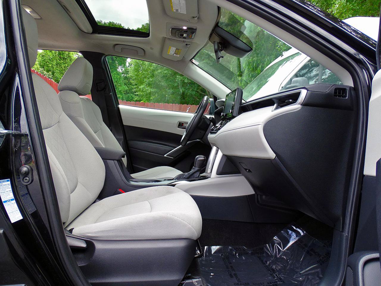 Used 2022 Toyota Corolla Cross LE w/ Moonroof Package AWD/4WD image 41