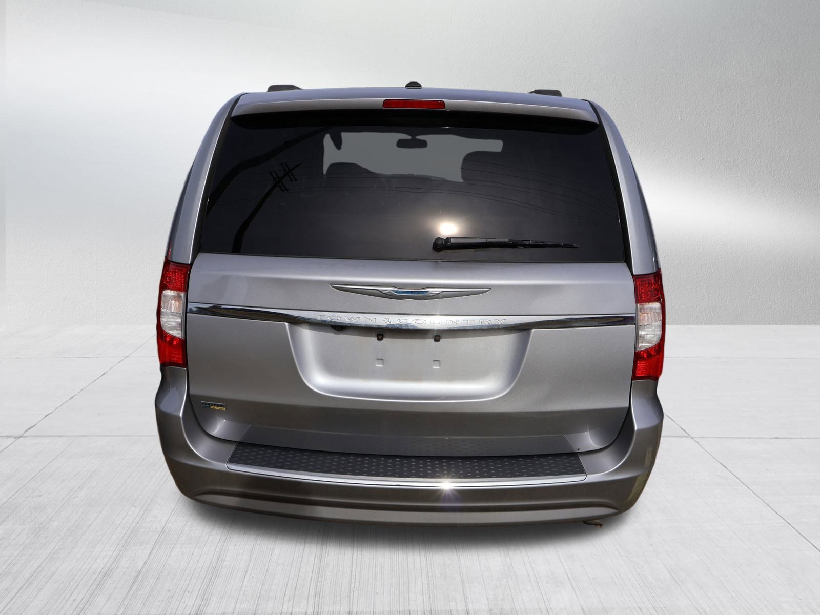 Used 2014 Chrysler Town & Country Touring image 5