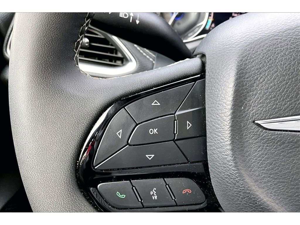 Used 2025 Chrysler Pacifica Limited image 25