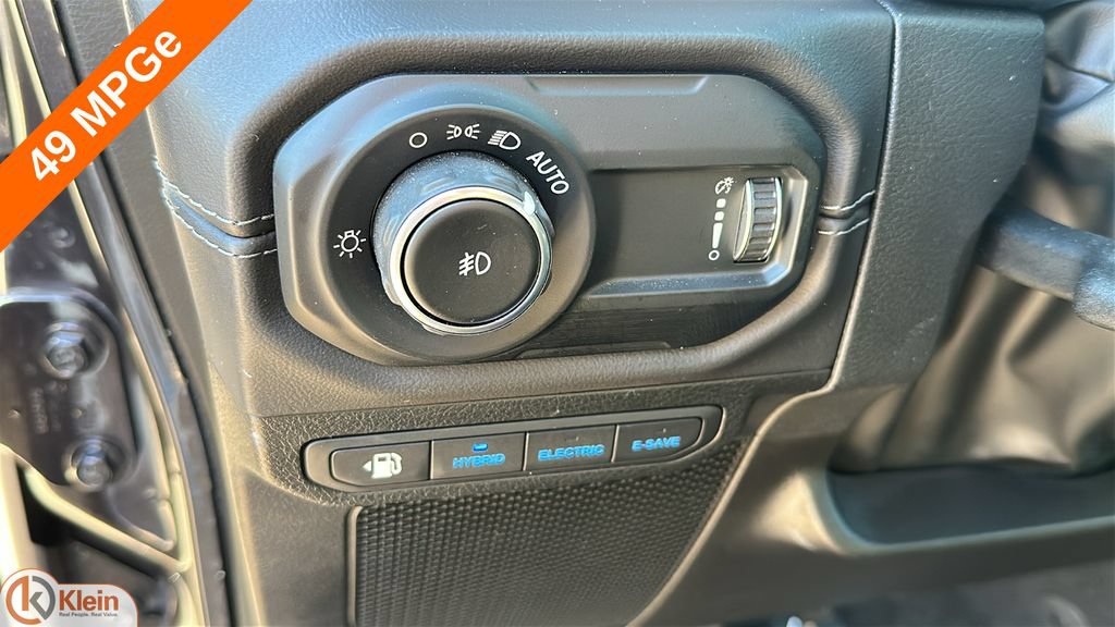 Used 2025 Jeep Wrangler Unlimited Sahara AWD/4WD image 17