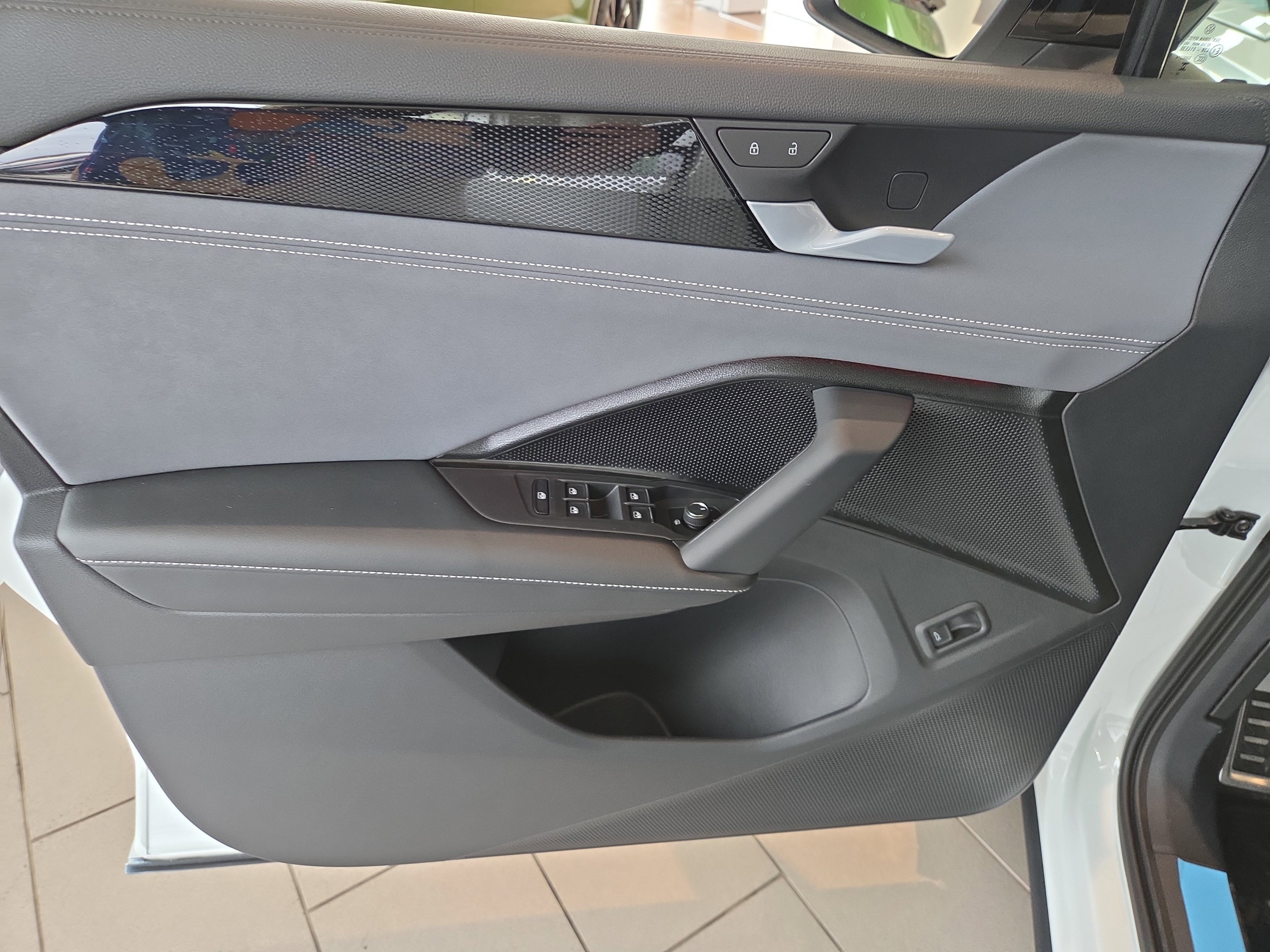 New 2026 Volkswagen Tiguan SE R-Line image 5