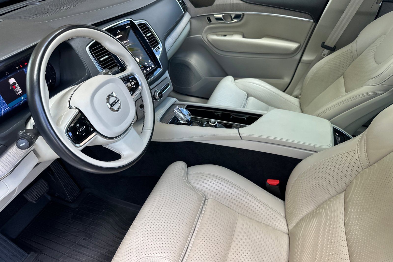 Certified 2024 Volvo XC90 B6 Ultimate w/ Protection Package Premier image 11