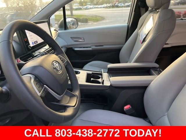 Used 2025 Toyota Sienna XLE image 8