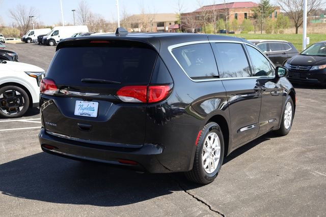 Used 2022 Chrysler Voyager LX image 6