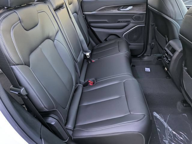 New 2026 Jeep Grand Cherokee Limited w/ Limited Altitude Package AWD/4WD image 32