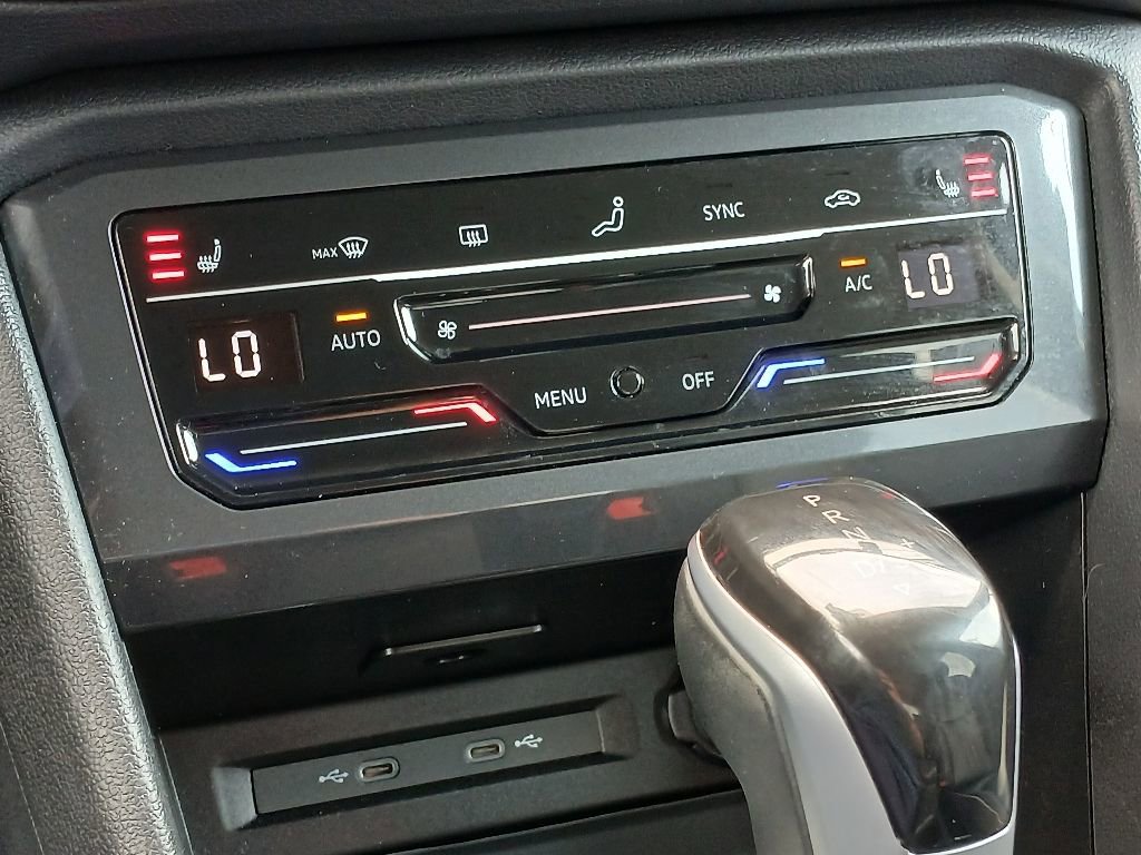 Used 2024 Volkswagen Tiguan SE image 21