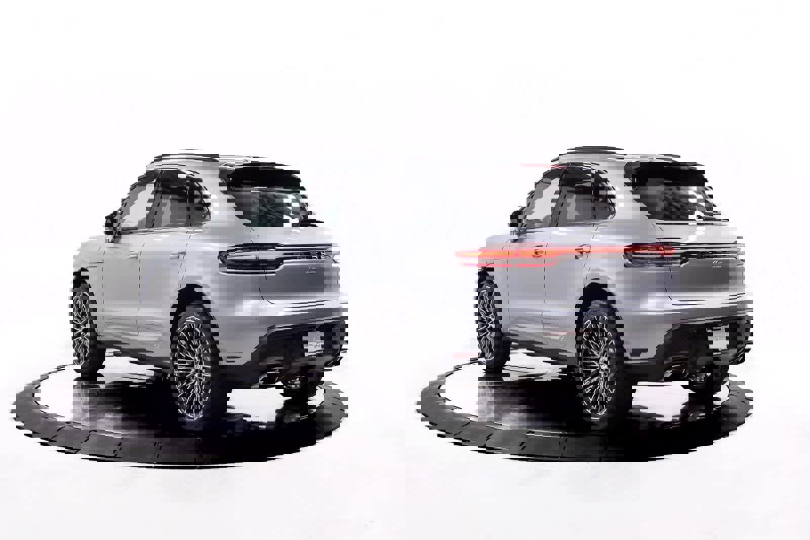 Certified 2026 Porsche Macan image 3