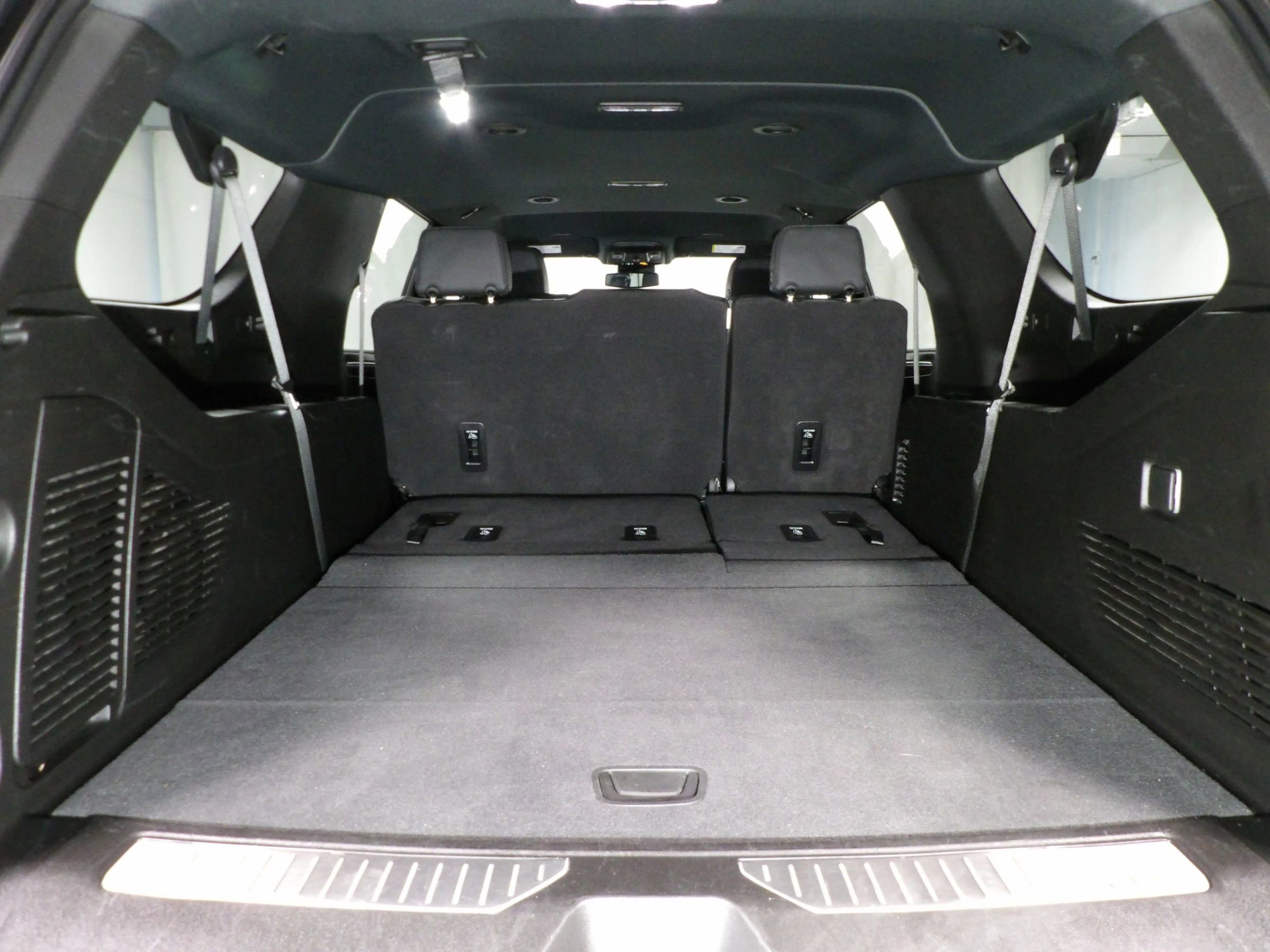 Used 2025 Chevrolet Suburban Z71 image 13