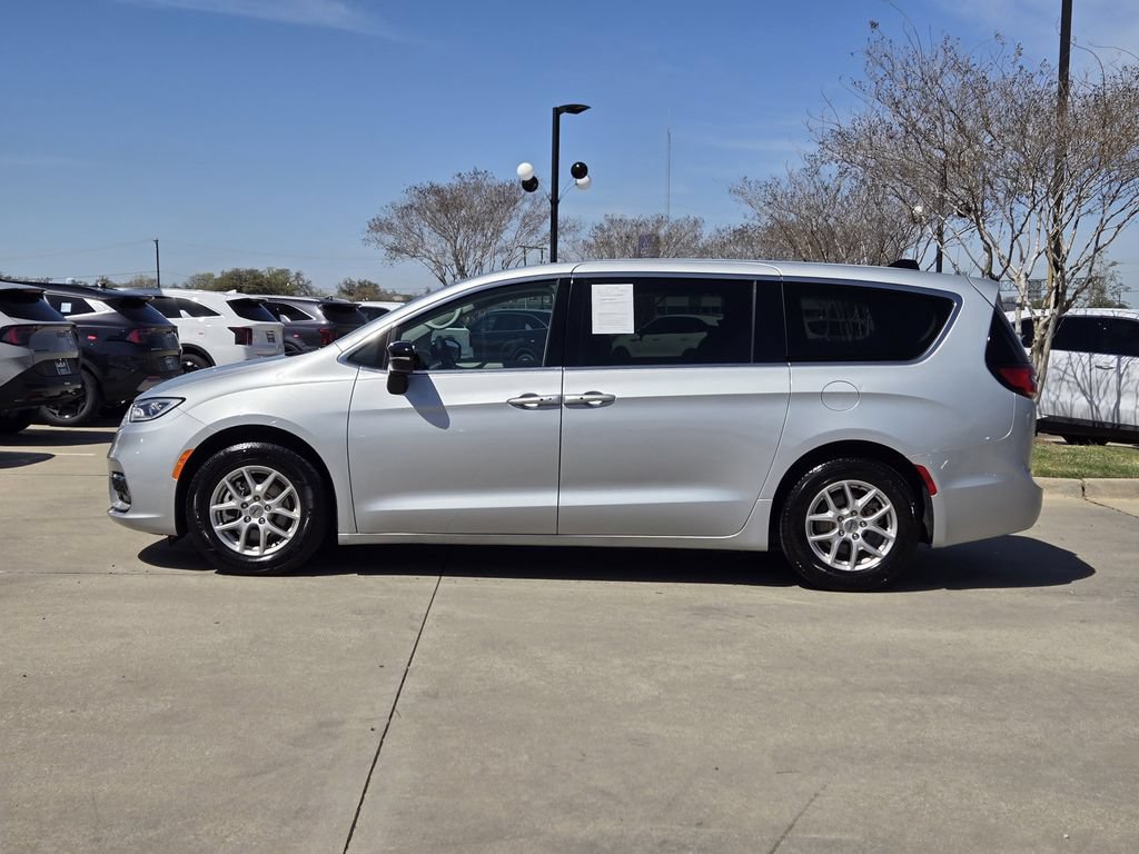 Used 2024 Chrysler Pacifica Touring-L FWD image 12