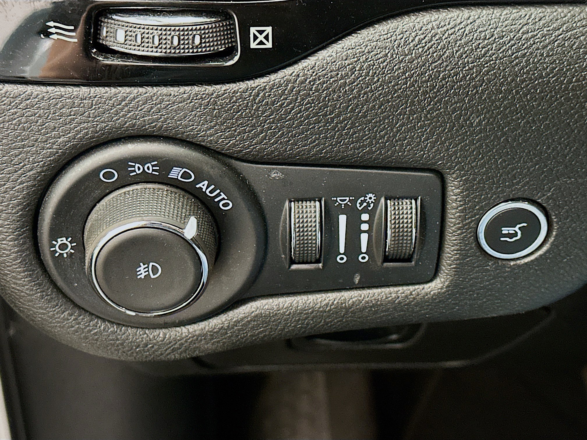 Used 2023 Jeep Cherokee Altitude Lux image 17