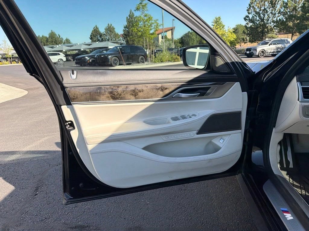 Used 2019 BMW 750i xDrive w/ Autobahn Package AWD/4WD image 9