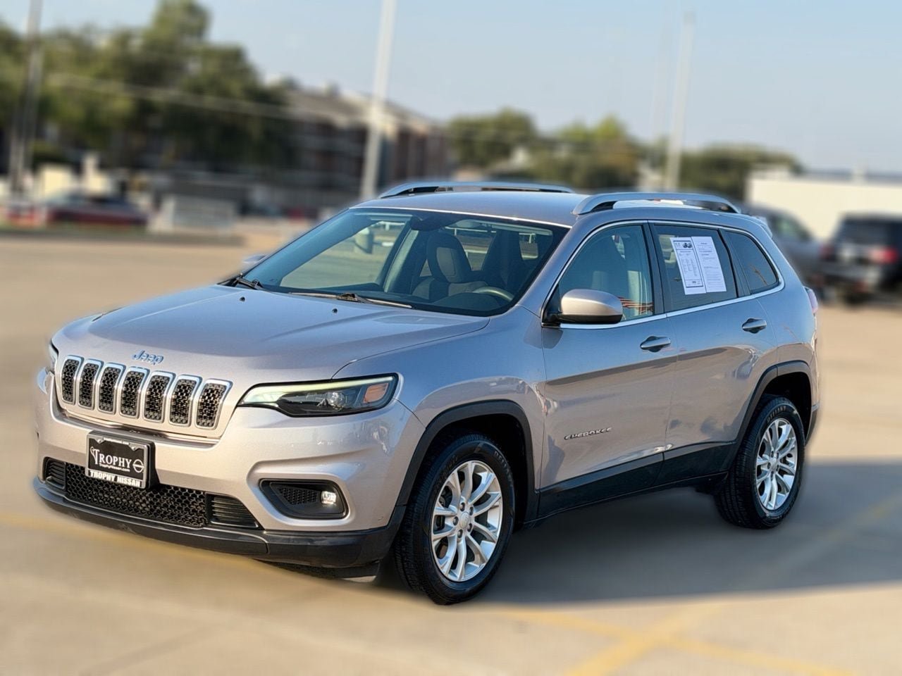 Used 2019 Jeep Cherokee Latitude w/ Popular Appearance Group FWD image 3