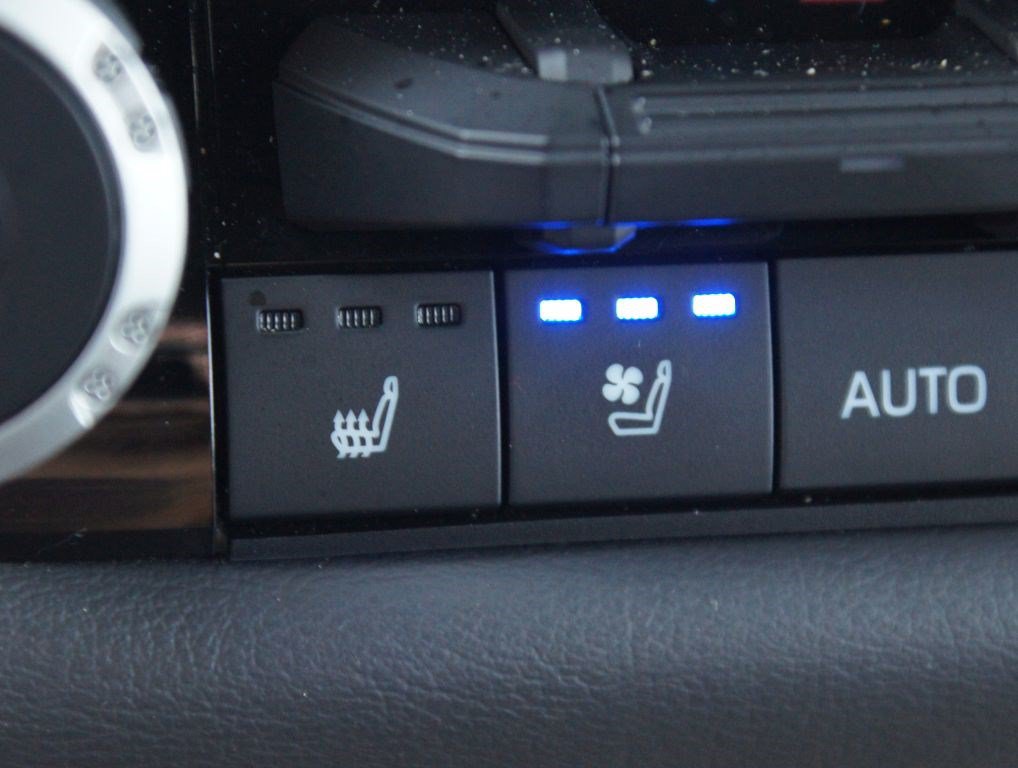 Used 2023 Toyota Sequoia Platinum AWD/4WD image 8