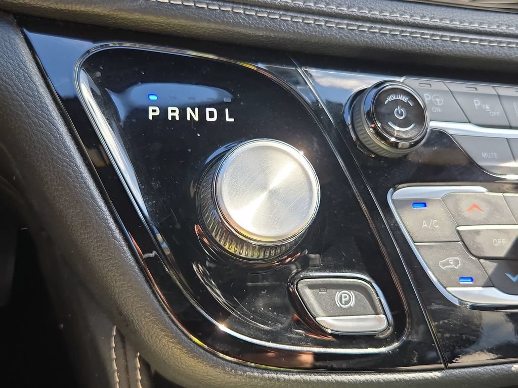 Used 2024 Chrysler Pacifica Limited w/ Uconnect Theater Family Group FWD image 27