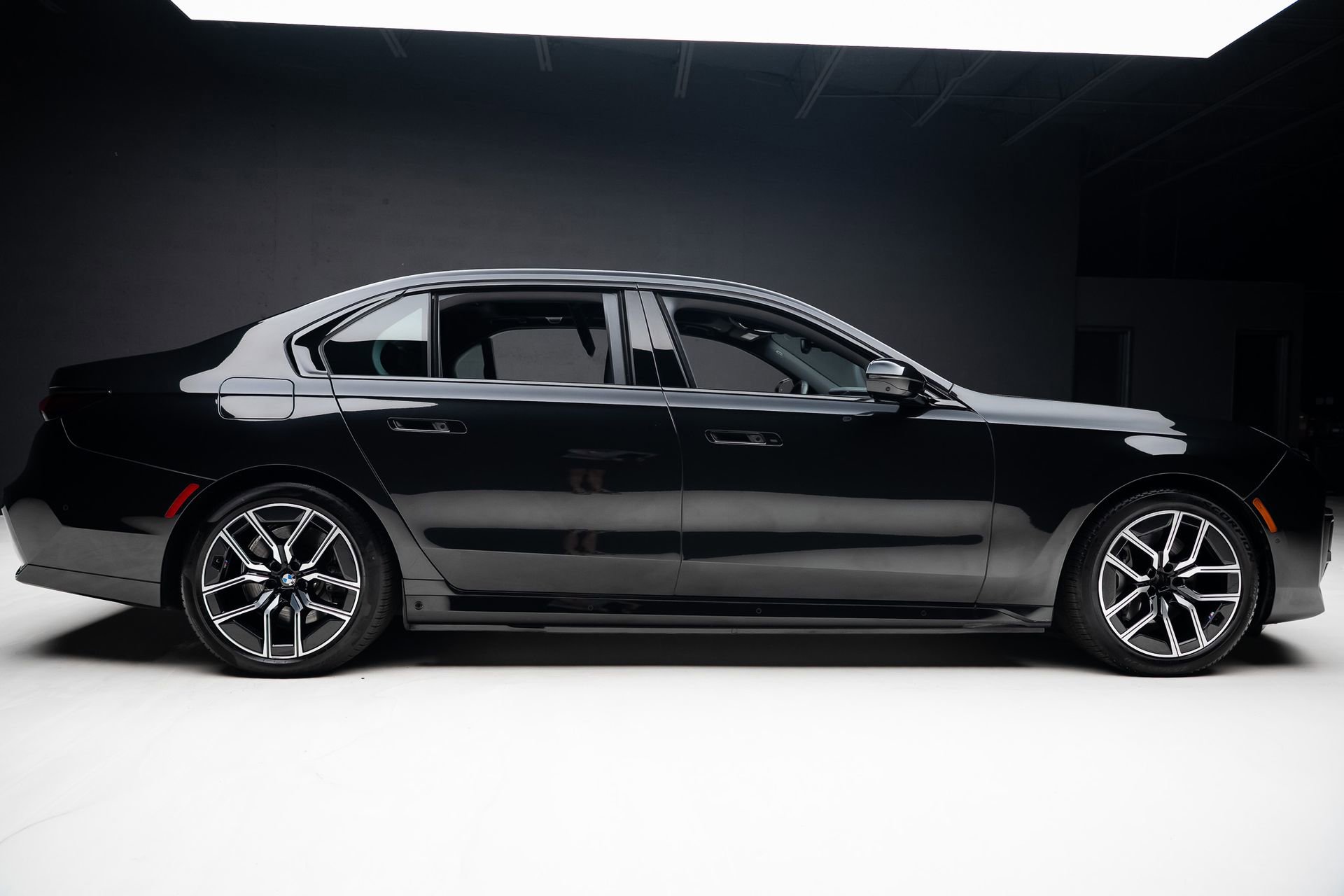 Used 2023 BMW i7 xDrive60 w/ Executive Package 2 AWD/4WD image 36
