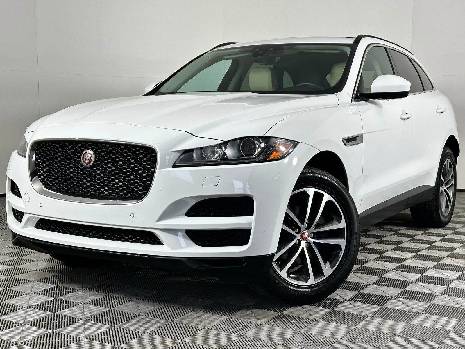 Used 2020 Jaguar F-PACE Premium image 27