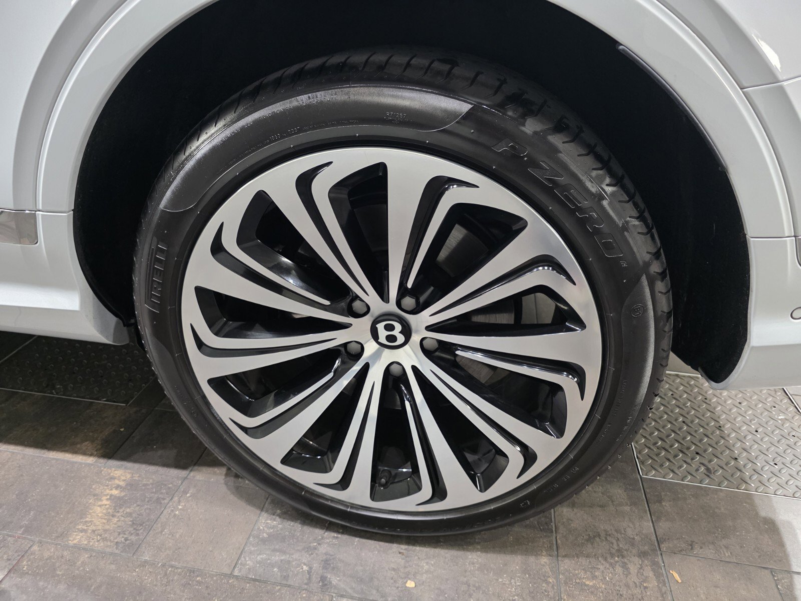 Used 2024 Bentley Bentayga Extended Wheelbase image 14