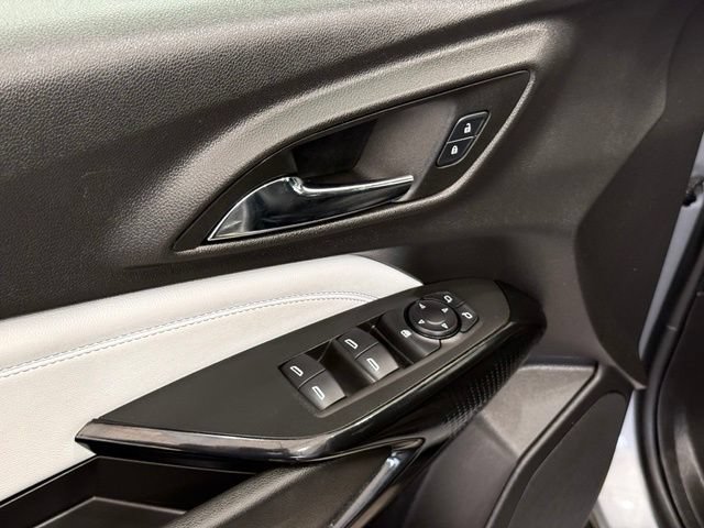 Used 2025 Chevrolet Trax LT FWD image 14