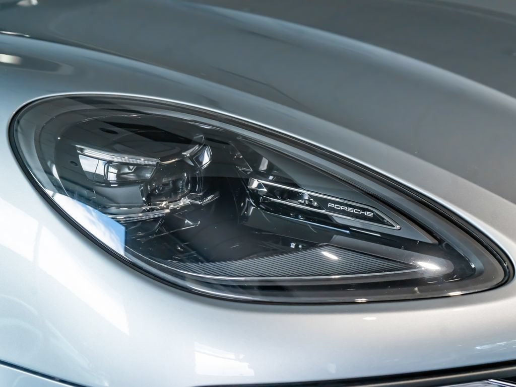 Certified 2026 Porsche Macan AWD/4WD image 32