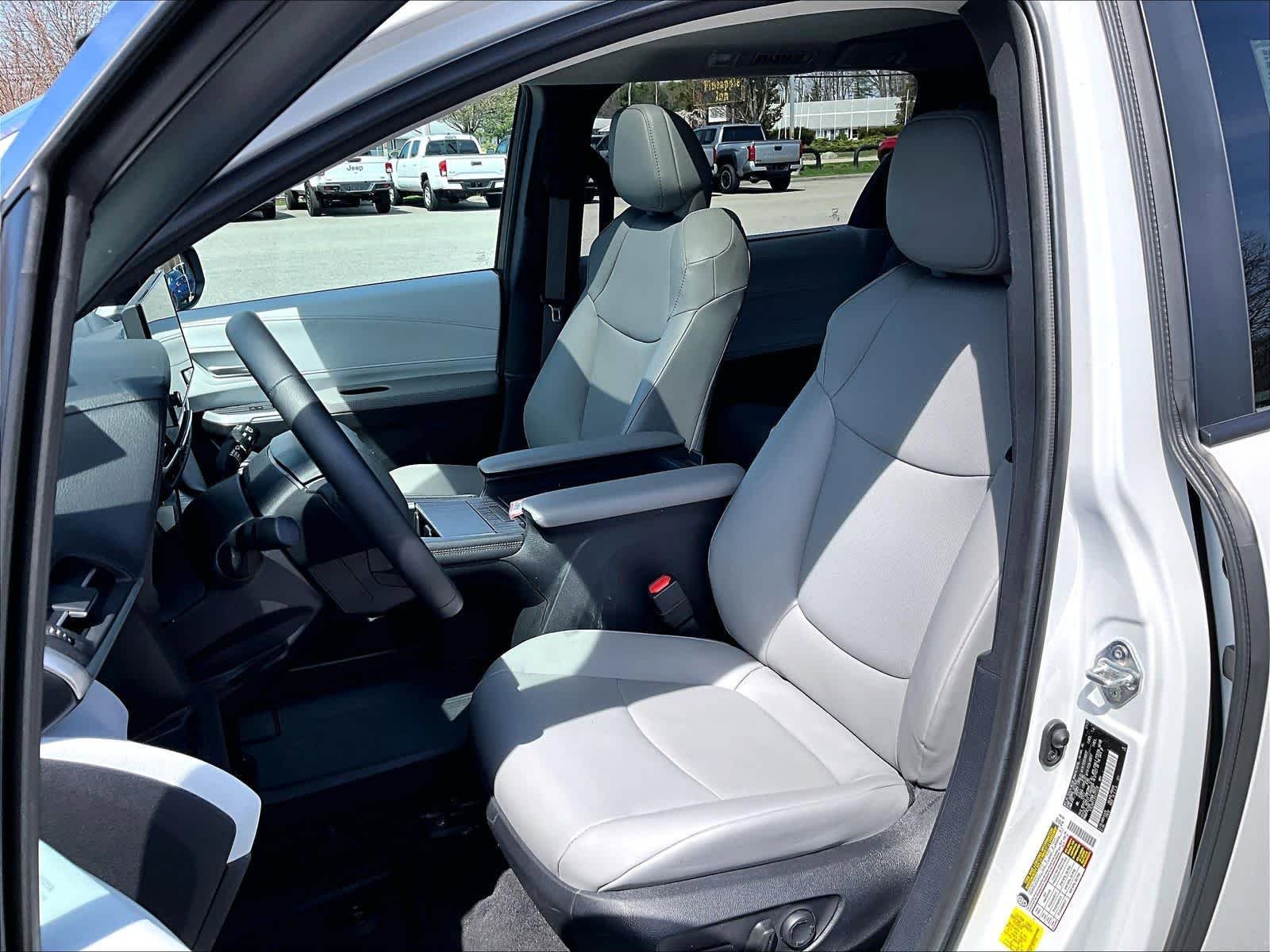 Used 2025 Toyota Sienna XLE w/ XLE Plus Package image 10