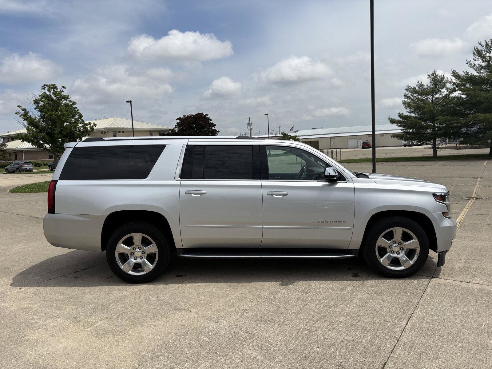 Used 2020 Chevrolet Suburban Premier AWD/4WD image 30