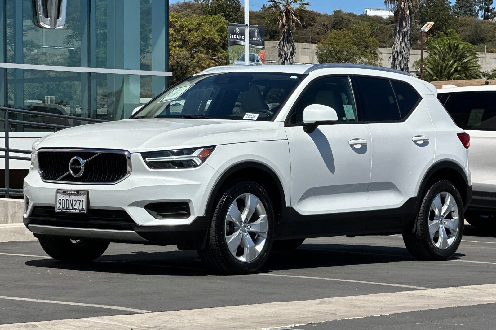 Used 2022 Volvo XC40 T5 Momentum image 7