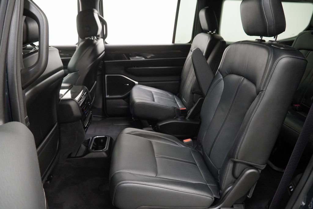 Certified 2022 Jeep Wagoneer Series III w/ Flexible Seating Group image 19