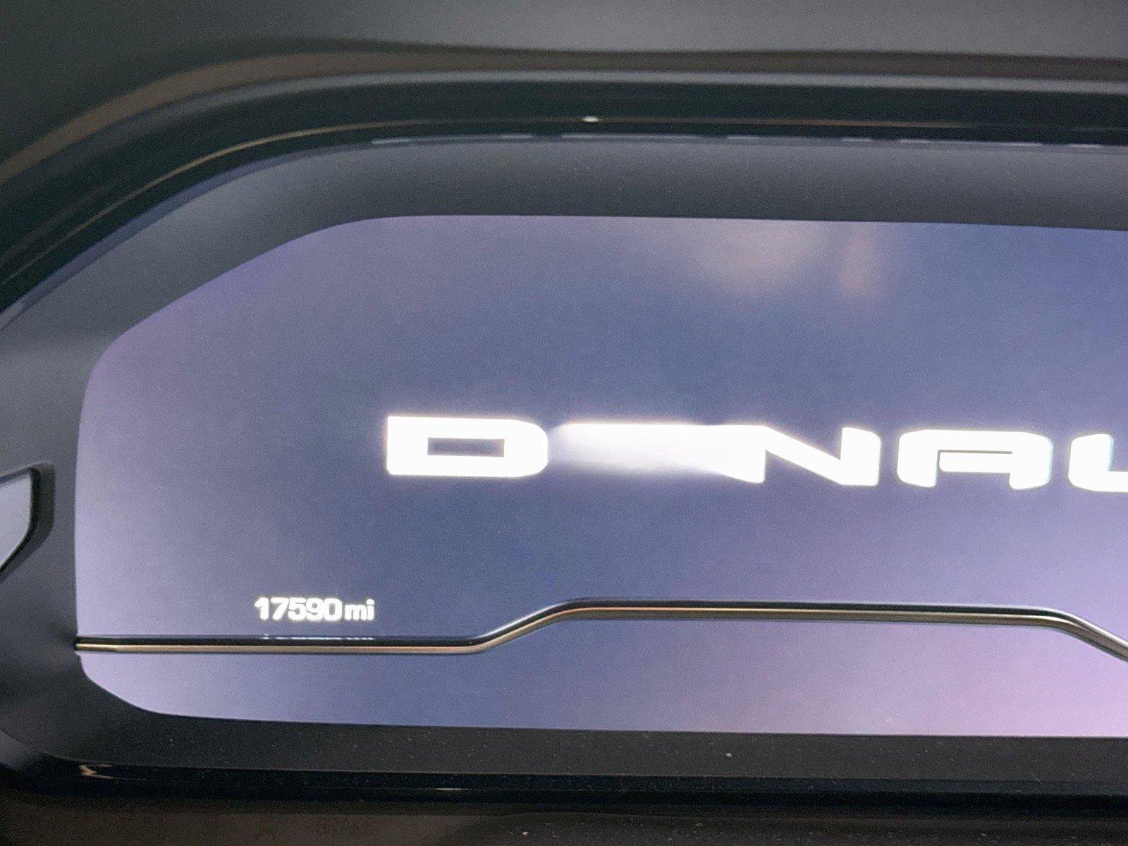 Used 2024 GMC Yukon XL Denali Ultimate AWD/4WD image 3