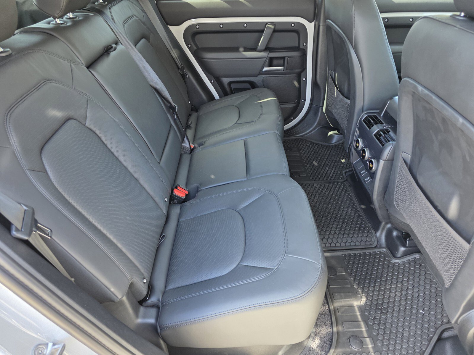 New 2026 Land Rover Defender 110 X-Dynamic SE image 5