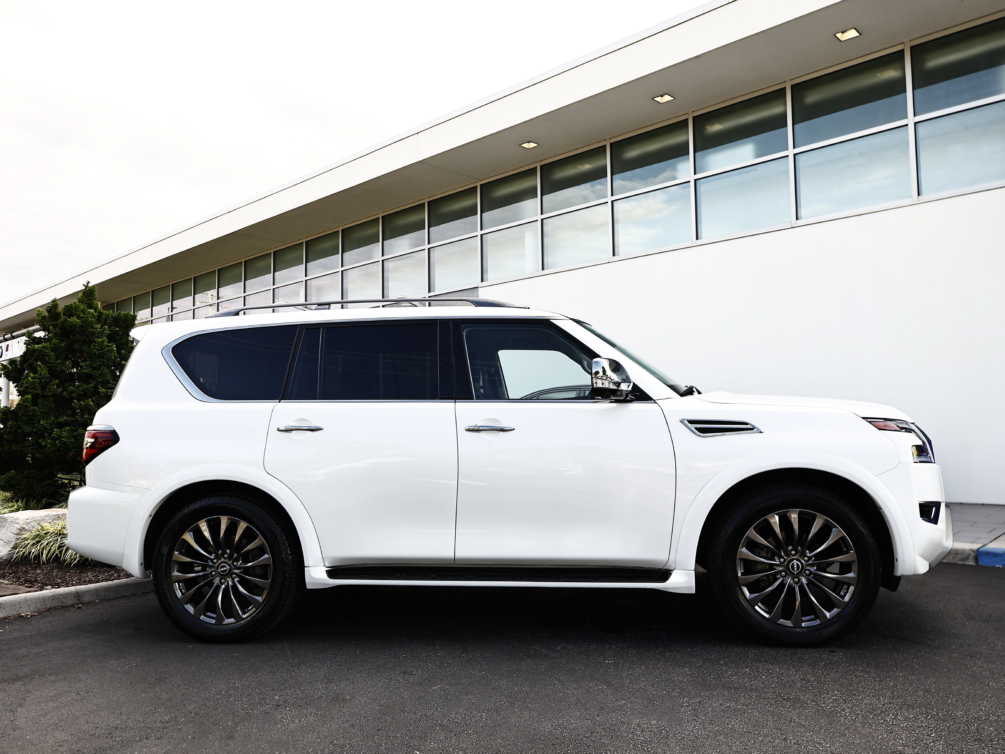 Used 2024 Nissan Armada Platinum w/ Captain's Chairs Package AWD/4WD image 5