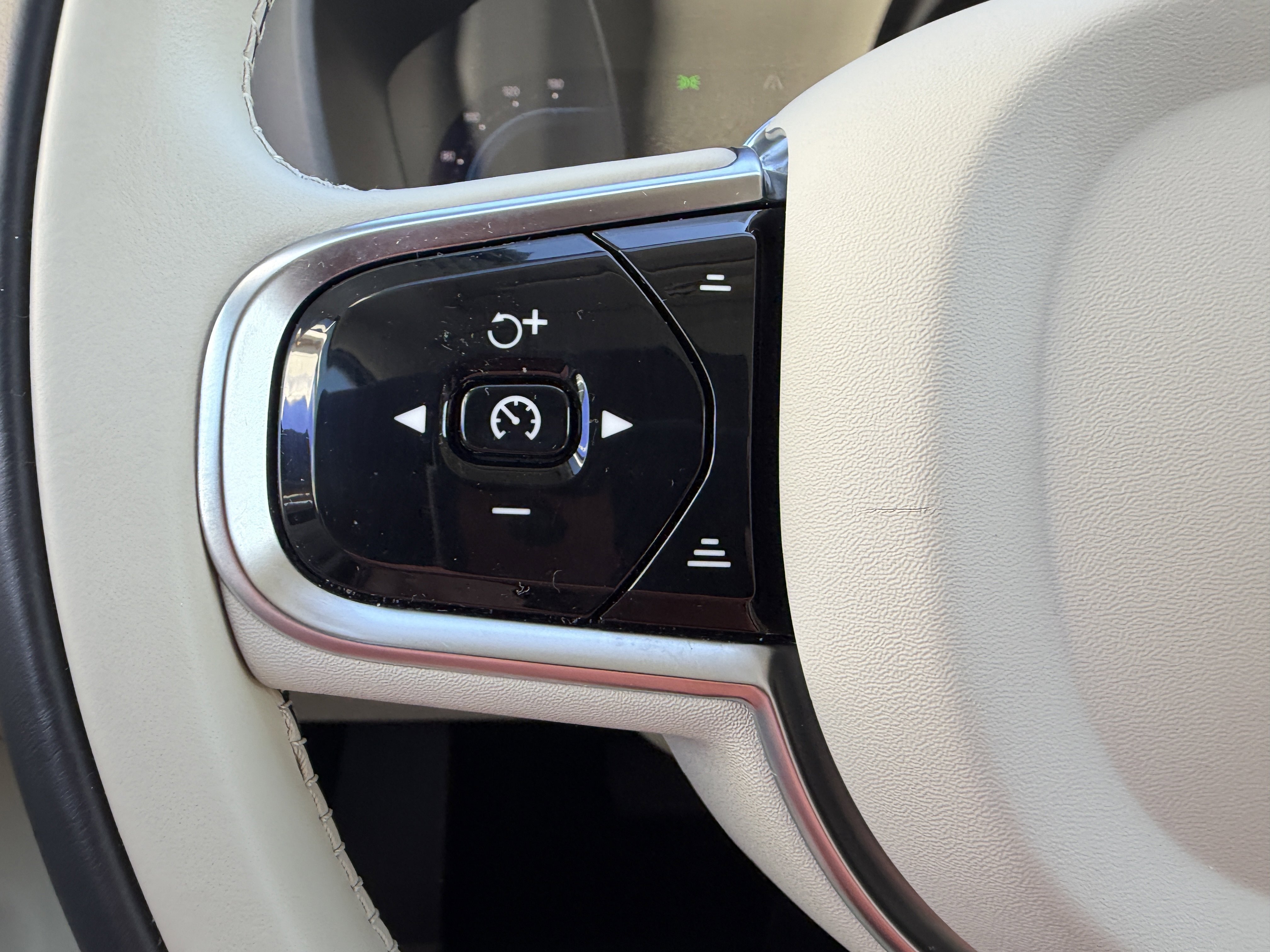 Certified 2023 Volvo XC60 B5 Plus w/ Protection Package Premier image 26