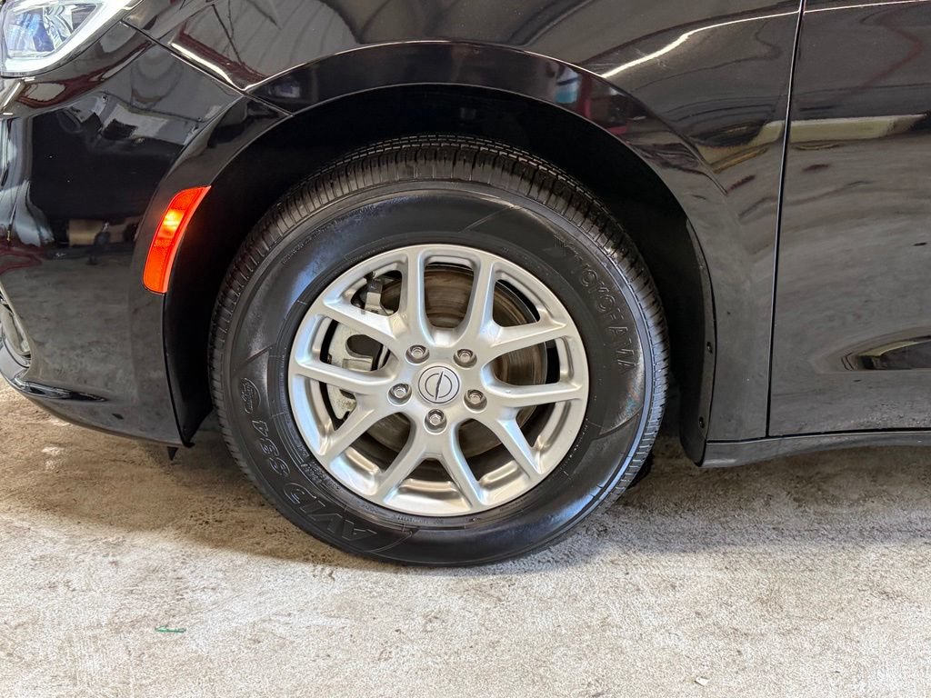 Used 2026 Chrysler Pacifica Select FWD image 40