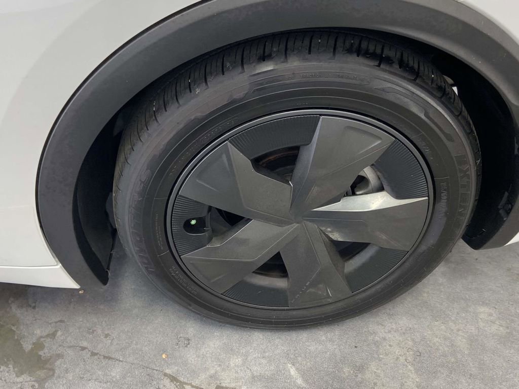 Used 2025 Toyota Prius LE FWD image 9