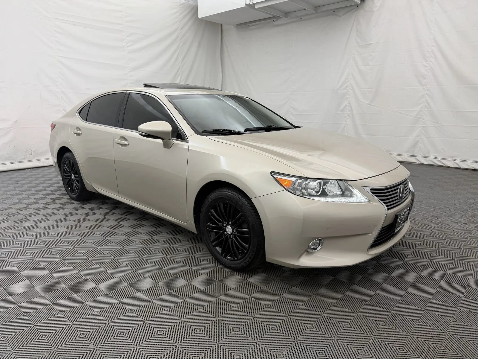 Used 2015 Lexus ES 350 w/ Luxury Package FWD image 4