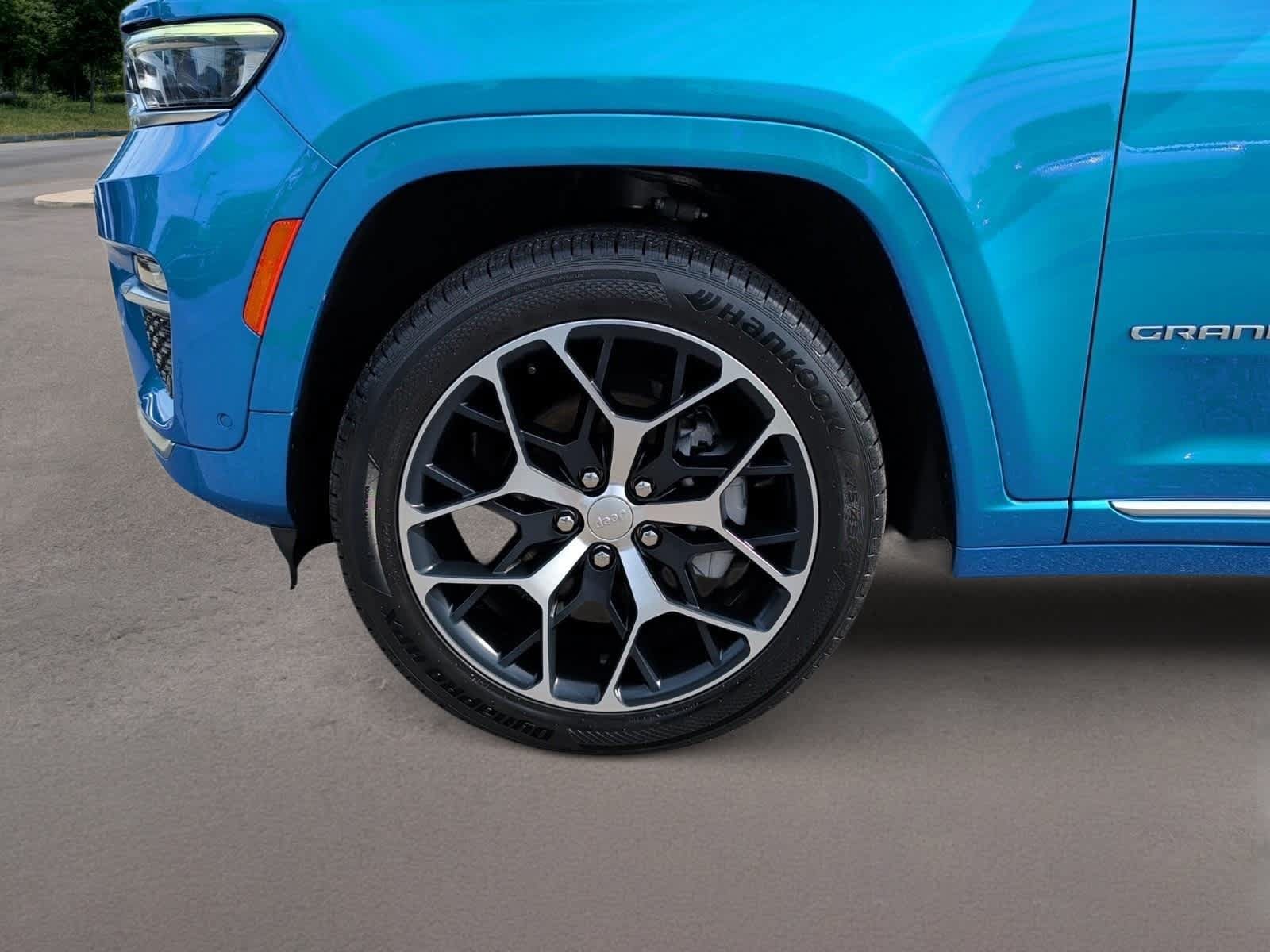 Used 2023 Jeep Grand Cherokee Summit AWD/4WD image 11