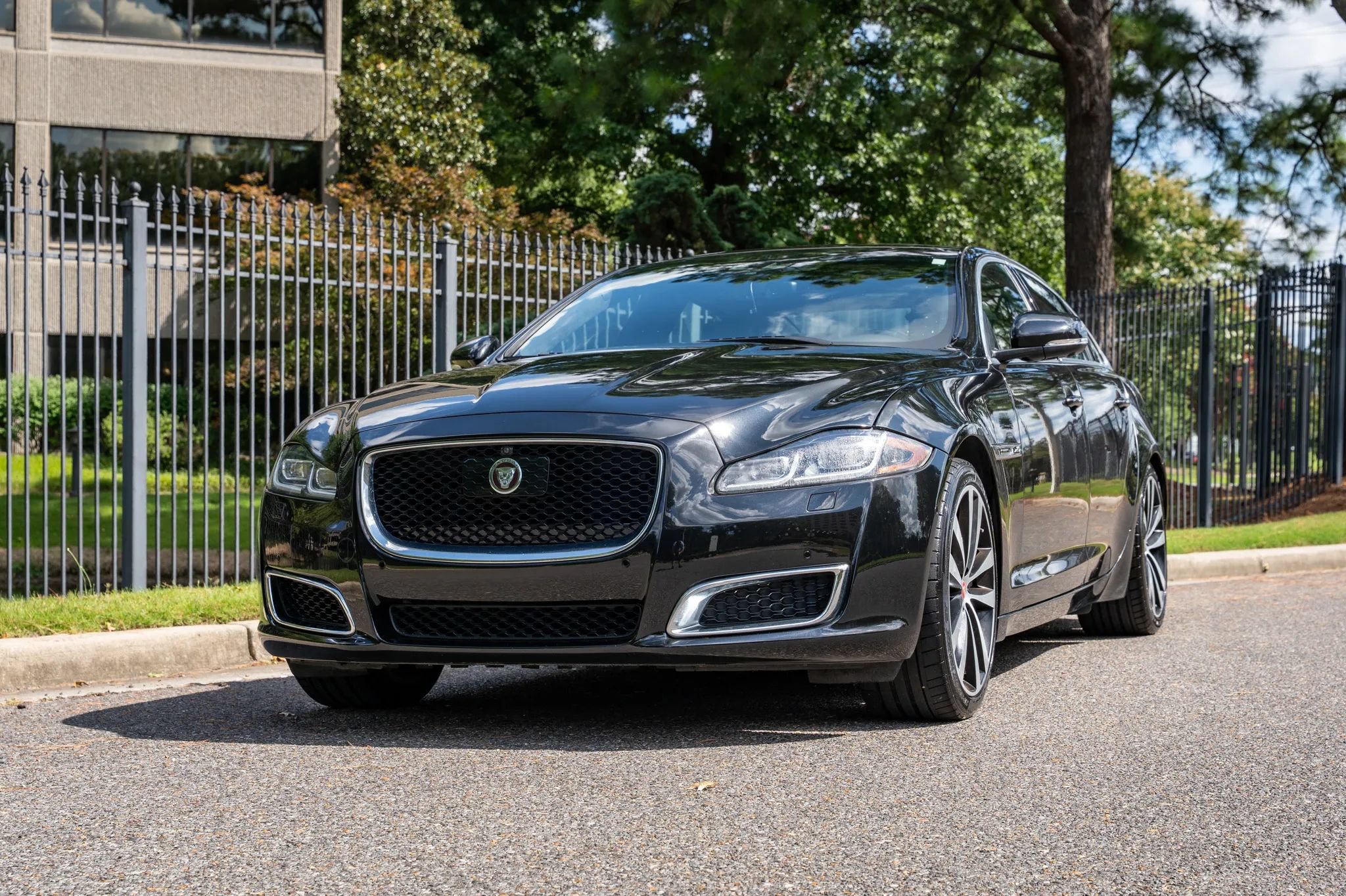 Used 2019 Jaguar XJ L Supercharged RWD image 2