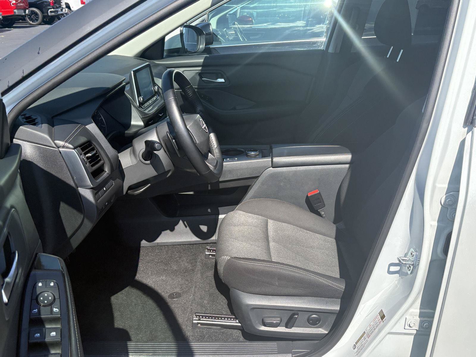 Used 2025 Nissan Rogue SV AWD/4WD image 4