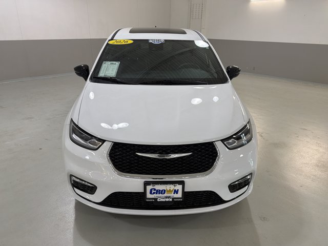 Used 2026 Chrysler Pacifica Limited FWD image 3