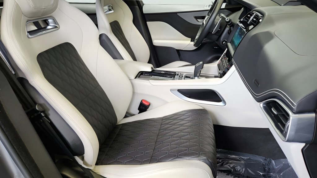 Used 2020 Jaguar F-PACE SVR image 21
