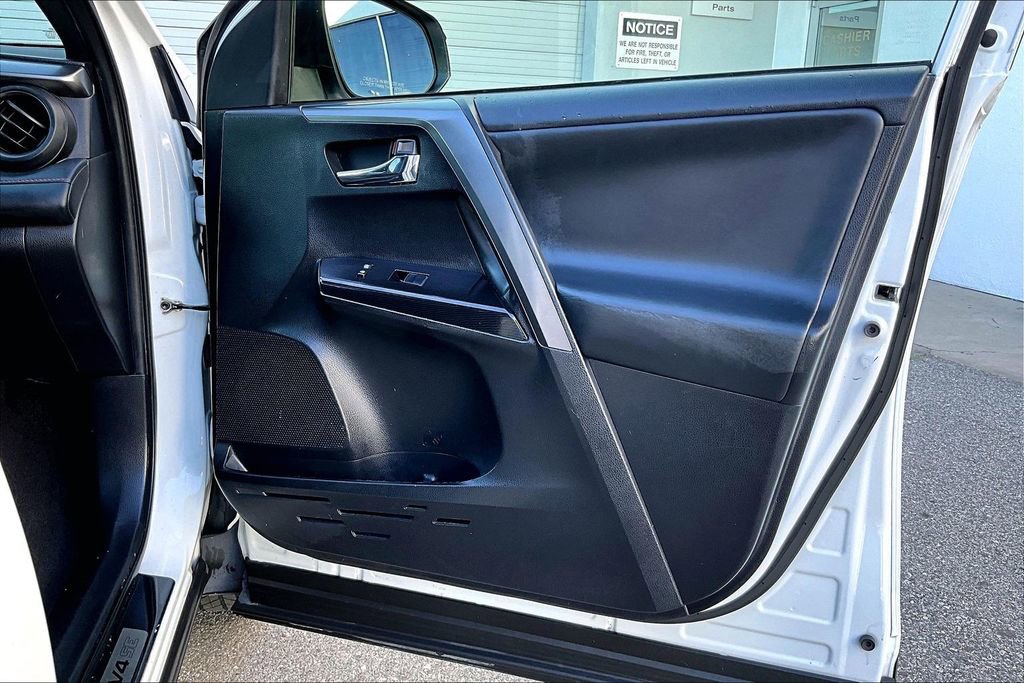 Used 2018 Toyota RAV4 SE w/ Advanced Technology Package image 28