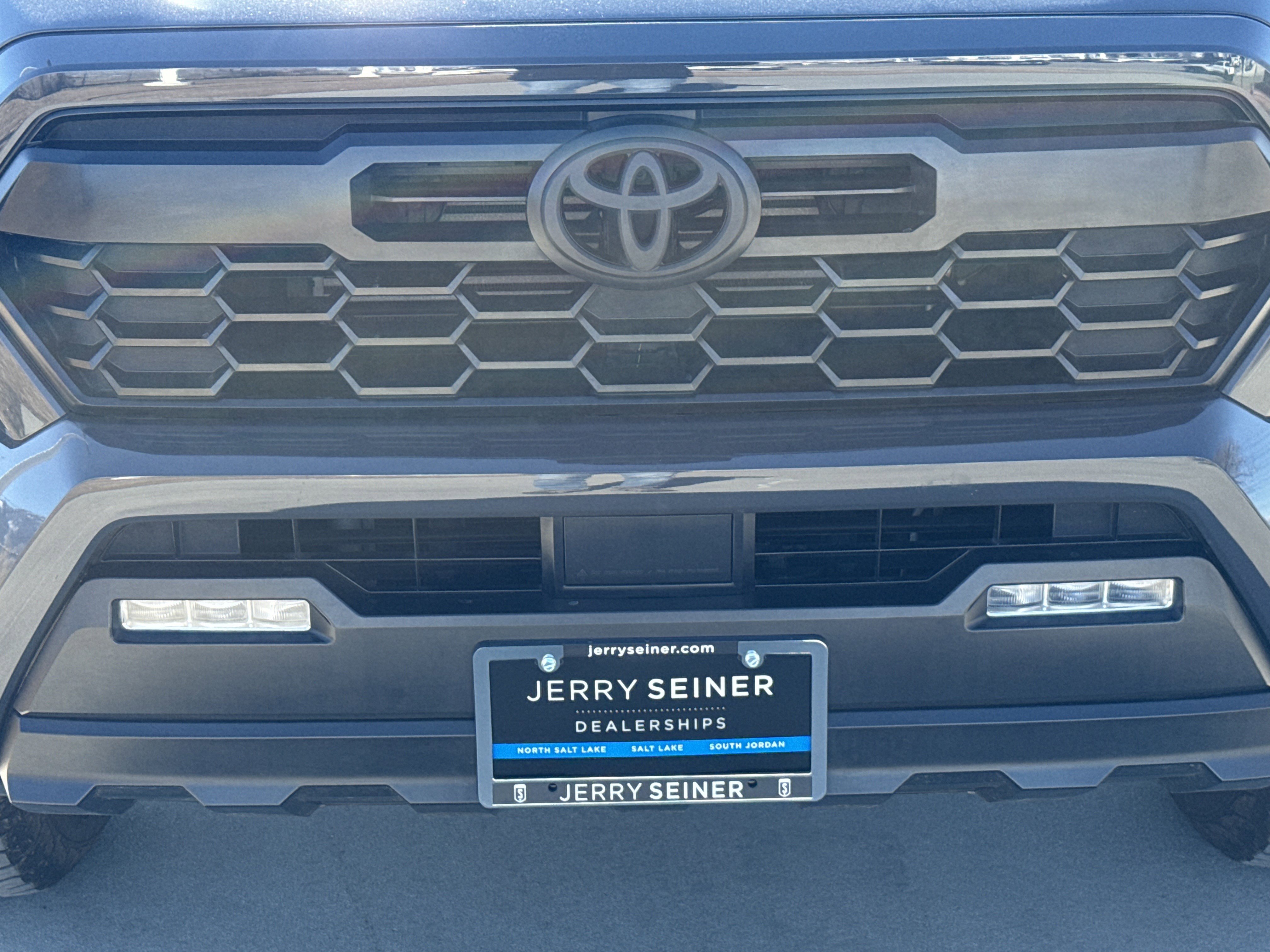 Used 2024 Toyota Tacoma TRD Off-Road image 9