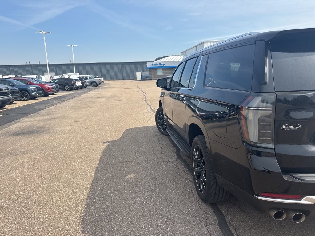 Used 2025 Chevrolet Suburban Premier image 7