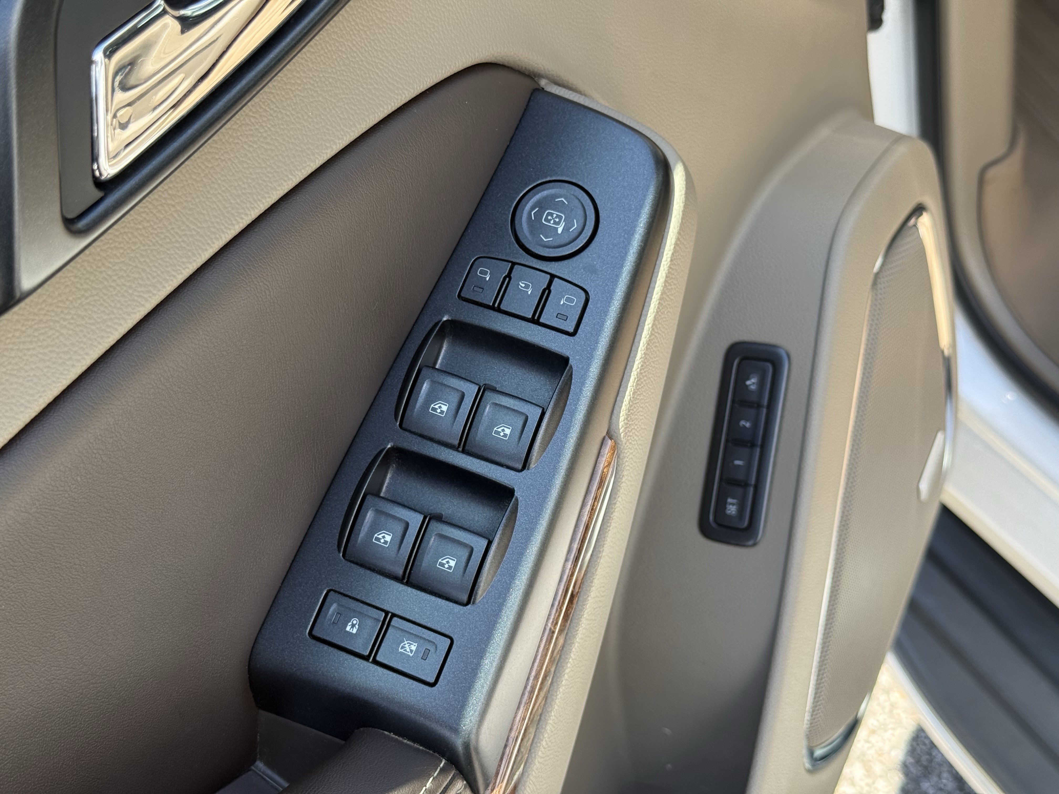 Used 2016 Chevrolet Suburban LTZ RWD image 15