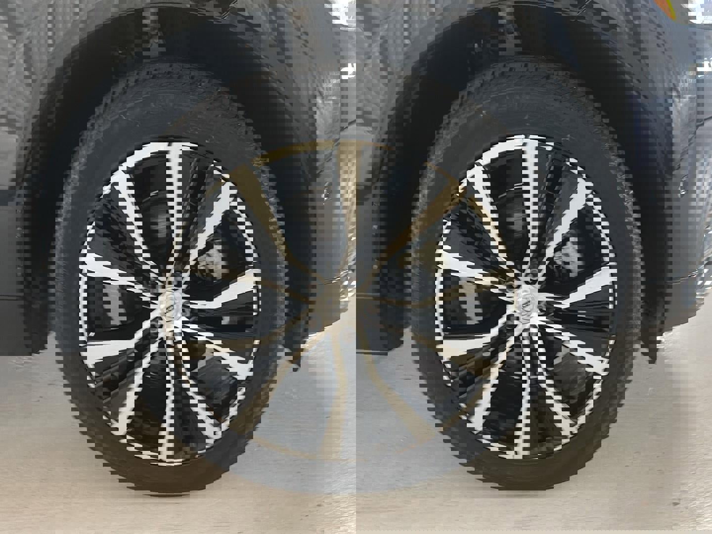 Used 2023 Volvo XC60 B5 Plus image 29