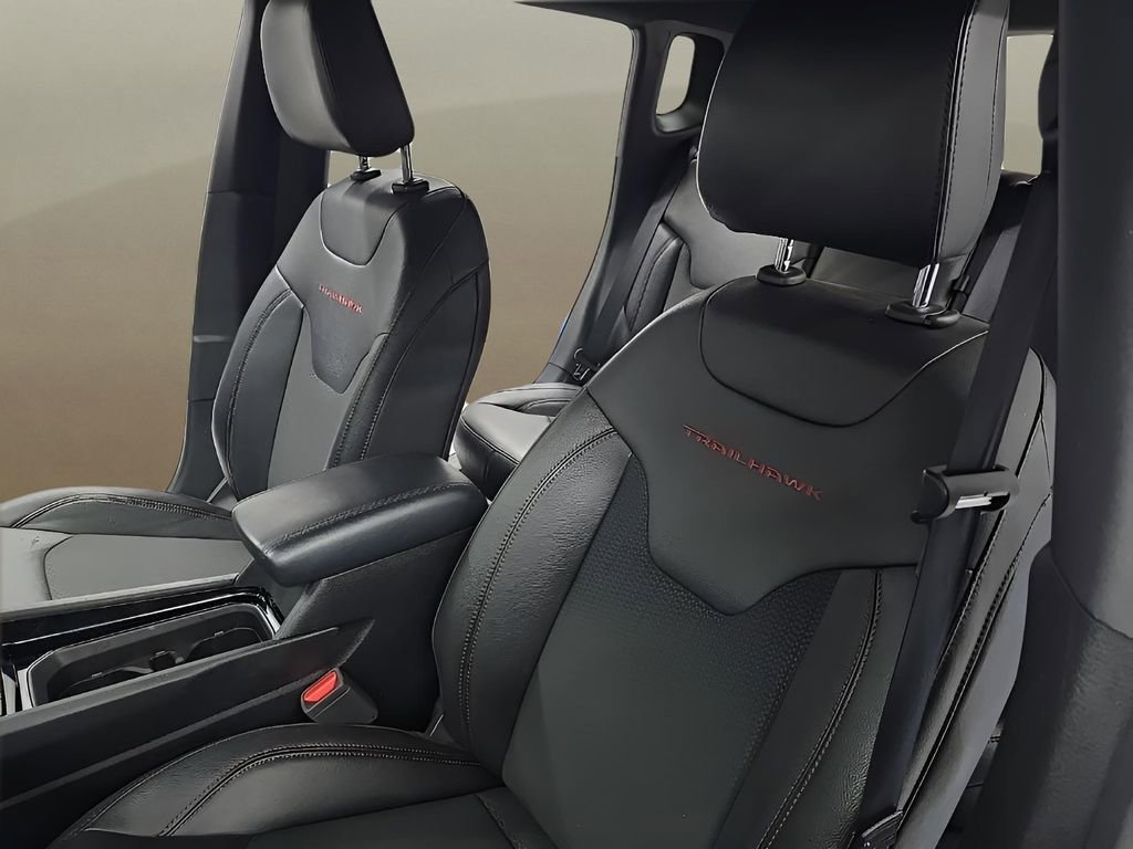 Used 2025 Jeep Compass Trailhawk AWD/4WD image 13