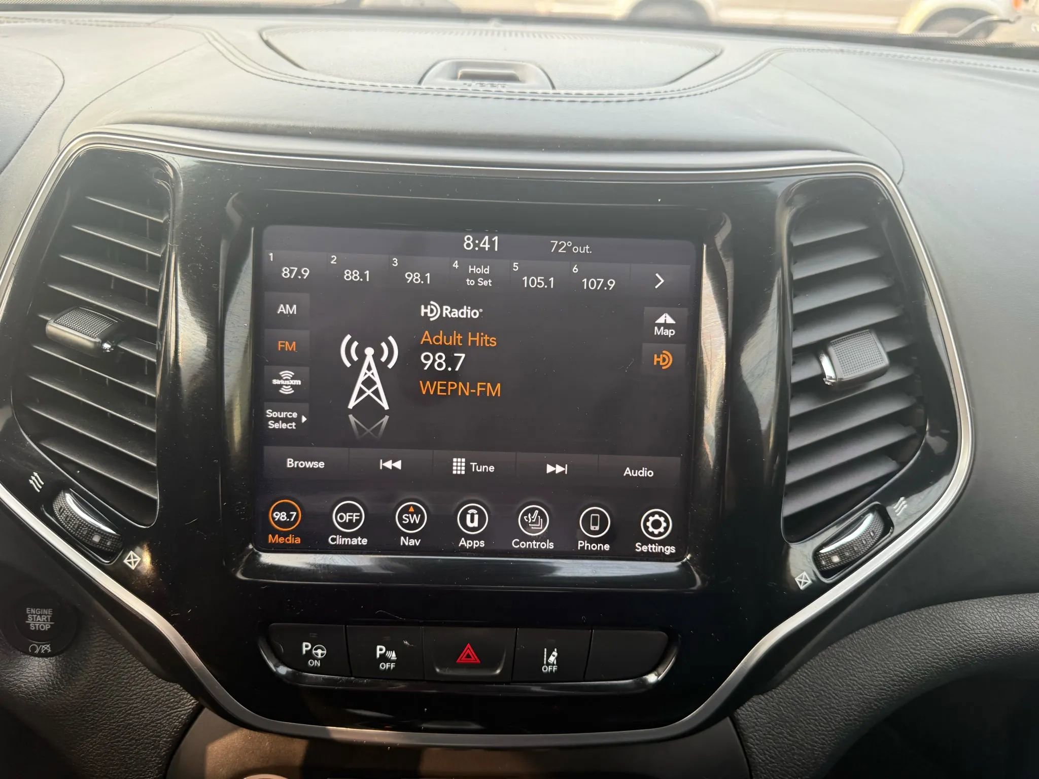 Used 2019 Jeep Cherokee Overland w/ Technology Group image 18