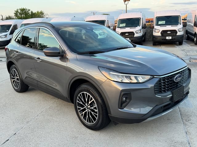 Used 2024 Ford Escape SE w/ Class II Trailer Tow Package FWD image 3