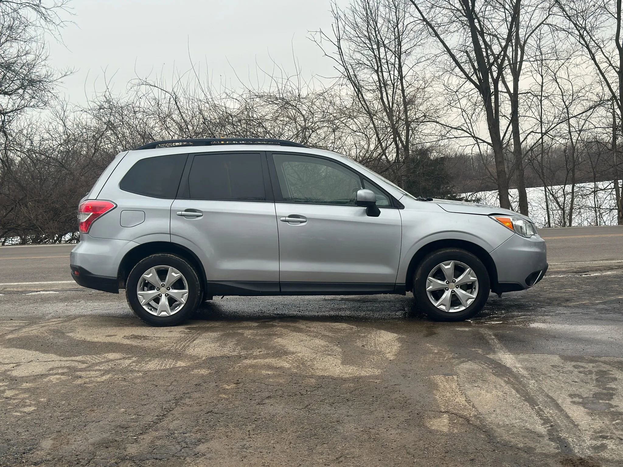 Used 2014 Subaru Forester 2.5i Premium w/ All-Weather Package AWD/4WD image 4