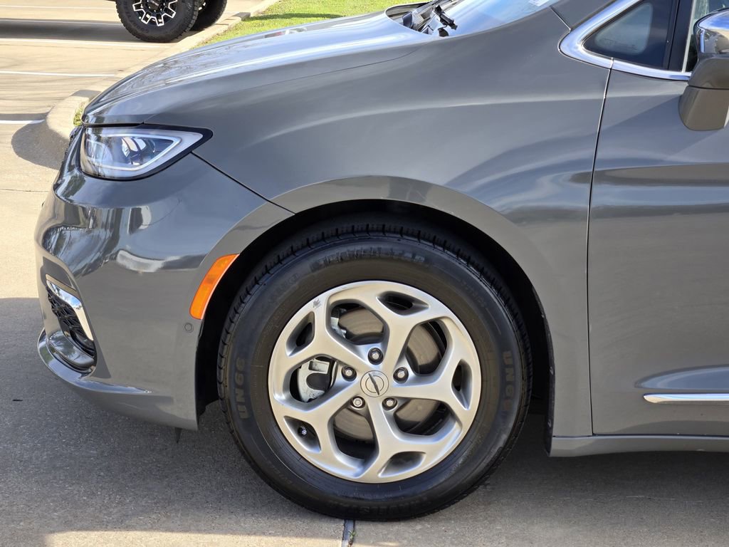 Used 2022 Chrysler Pacifica Limited image 9